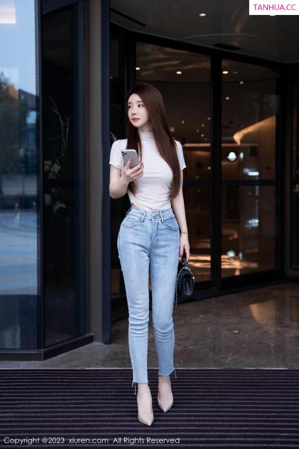   [XiuRen]高清写真图 2023.10.31 No.7586 雨儿baby 牛仔裤美腿第7张图片